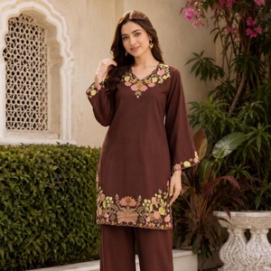 Ensemble coordonné en rayonne lourde dynamique avec haut brodé et pantalon palazzo, tenue ethnique de créateur pour la mode - Product Image 6