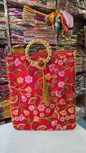 Bolsas de regalo tradicionales para bodas de mujeres, recuerdos de Haldi y Mehendi, bolsas de regalo para novios, recuerdos indios de Sangeet, Mehndi y Nikkah. - Product Image 2
