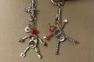 Porte-clés brodé à la main avec des perles et un motif artistique pour sacs à main, sacs à bandoulière et cadeaux personnalisés - Product Image 3