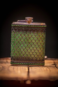 กระติกน้ำหนังหุ้มลายสาน ดีไซน์ทันสมัย สำหรับใส่เหล้าวิสกี้ พกพาสะดวก เหมาะสำหรับการเดินทางและเป็นของขวัญ นำเข้าจากอินเดีย - Product Image 4