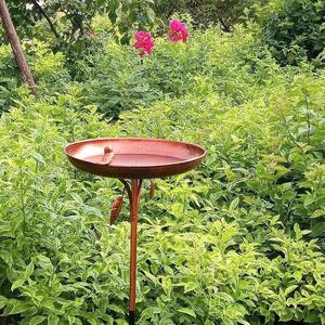 Bain d'oiseaux moderne en cuivre antique avec piédestal, mangeoire décorative pour jardin extérieur avec feuille décorative et piquet de fixation au sol - Product Image 4