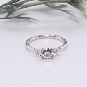 Anillo de Compromiso Minimalista de Oro Blanco con Tres Diamantes Cultivados en Laboratorio, Corte Brillante Redondo, con Detalles Laterales Redondos para Mujer - Product Image 2