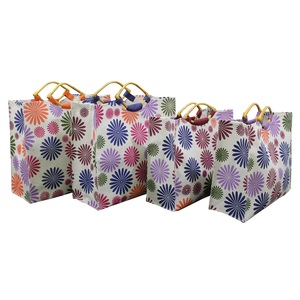 Sac fourre-tout en jute laminé avec motif en bois, poignée en PP en forme d'œil, imprimé floral, sac cadeau en jute teint et blanchi pour les jeunes - Product Image 1