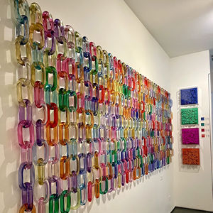 Sculpture murale en résine multicolore à maillons de chaîne pour décoration intérieure, installation verticale en acrylique. - Product Image 1