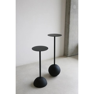 Table à boissons sculpturale noire mate avec base sphérique, plateau rond à pied fin, accent décoratif compact pour bars modernes - Product Image 3
