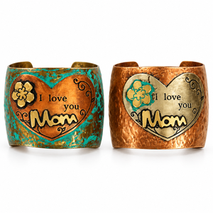 Brazalete de Latón con Diseño de Corazón Grabado 'Te Amo Mamá', Acabado en Pátina de Cobre Antiguo, Proveedor de Joyería al por Mayor - Product Image 1