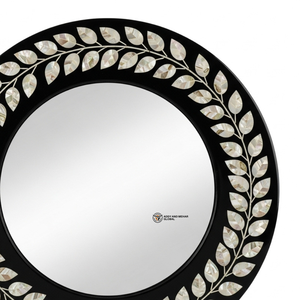 Elegante Espejo Decorativo Redondo con Motivos de Hojas de Concha Colocados a Mano y Acabado Negro Contemporáneo - Product Image 4