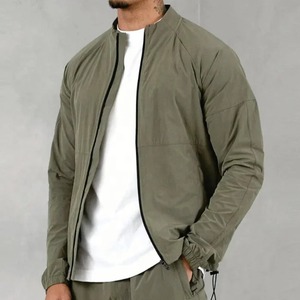 แจ็คเก็ตบอมเบอร์ผู้ชายแบบสั่งทำพิเศษ ผ้าโพลีเอไมด์ 85% อีลาสเทน 15% สีเขียวมะกอก ซิปเต็มตัว ปลายแขนเสื้อแบบรัดรูป - Product Image 3