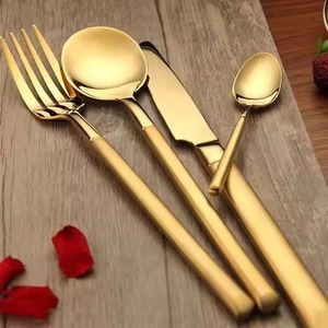 Ensemble de Couverts Métalliques Élégants pour Service : Cuillère et Fourchette, Conçus pour une Table Contemporaine - Product Image 2