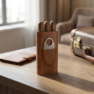 Organizador de viaje para cigarros hecho a mano de alta calidad con acabado en cuero y cortador incorporado para un transporte seguro de cigarros a bajo costo. - Product Image 1