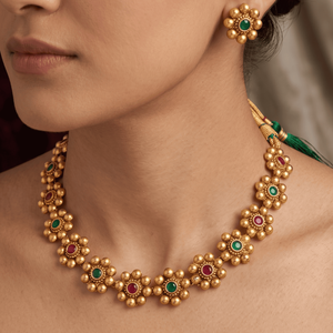 Parure de collier ras-du-cou et boucles d'oreilles clous en cuivre plaqué or antique avec rubis, motif floral, pour femme, style ethnique indien, idéal pour mariage - Product Image 4