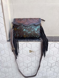 Bolso Bandolera de Cuero Repujado a Mano para Mujer con Borlas y Flecos, Cierre de Solapa Bohemio, Diseño Metálico, Elegante Bolso de Uso Diario - Product Image 1