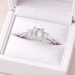 Bague en diamant de laboratoire taille émeraude, trois pierres, en platine, pour fiançailles, bijoux de mariée, cadeau d'anniversaire pour elle, bague unique - Product Image 2