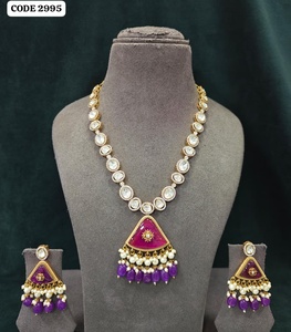 Parure de bijoux de luxe violette Kundan avec pendentif long, ornée de diamants américains et de perles, plaquée or, idéale pour mariages et soirées. - Product Image 4