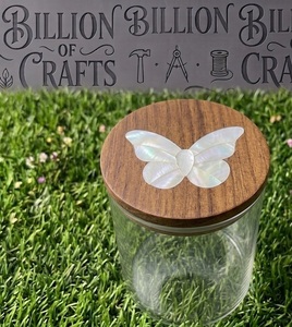 Boîte de conservation alimentaire ronde en plexiglas avec couvercle en bois artisanal et incrustation de papillon pour les dattes - Product Image 2