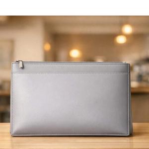 Esta es una bolsa de poliéster ligera en un vibrante color verde menta, ideal para uso diario o como bolsa de compras. - Product Image 5