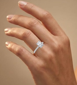 Bague de fiançailles de luxe classique en or rose 10 carats avec diamant solitaire de laboratoire taille radiant et taille rond de 2,42 carats au total - Product Image 4