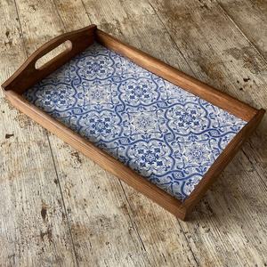 Plateau de service rectangulaire en bois, finition vernie, pour table, avec motif marocain bleu et blanc. - Product Image 4