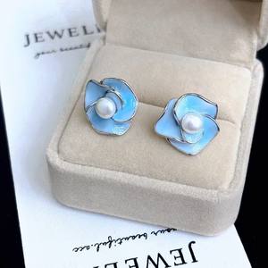 Boucles d'oreilles clous en argent pur, tendance et élégantes, avec perles d'eau douce bleues à couleur inaltérable, inspirées de la fleur de thé huileux - Product Image 2