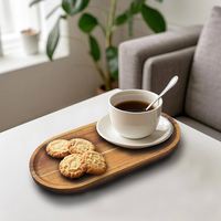Plateau ovale en bois avec porte-bougie en verre vert et porte-encens, design minimaliste pour utilisation sur table
