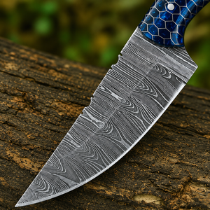 Couteau de camping à lame fixe en acier Damas fait main avec manche en résine bleue nid d'abeille et étui en cuir - Product Image 4