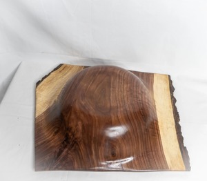 Bol en noyer tourné et sculpté, artisanal, pièce maîtresse unique, bord naturel, décoration en bois, élégance rustique, accent de décoration intérieure - Product Image 3