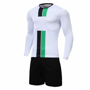 Vente en gros de nouveaux uniformes de football à manches courtes pour hommes adultes, polyester de haute qualité, respirant, respectueux de l'environnement - Product Image 2
