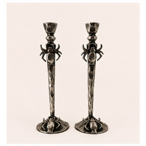 Ensemble de 2 bougeoirs en métal martelé en forme d'araignée, supports pour bougies coniques, pour une décoration de table effrayante pour Halloween et une maison hantée - Product Image 3