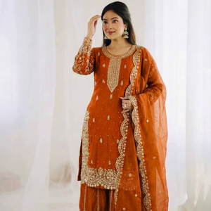 ชุดคุर्ติ ชาราร่าปักลายพร้อมผ้าคลุมไหล่ – ชุดงานปักดิ้นทองหนัก ดีไซน์เนอร์สำหรับงานแต่งงานและงานปาร์ตี้ ชุดชาติพันธุ์สำหรับผู้หญิง - Product Image 1