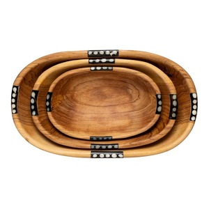 Grand saladier en bois pour les repas en famille, construction durable en bois naturel, idéal pour servir des plats, des fruits et des salades. - Product Image 2