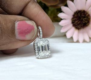 Colgante de Boda con Halo de Diamantes Cultivados en Laboratorio con Corte Esmeralda de 2 TCW, Oro Blanco Sólido de 14k para Joyería Femenina - Product Image 1