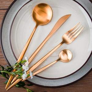 Collection de vaisselle, couverts et ustensiles de table inspirée de la signature de la marque, conçue pour une approvisionnement mondial distinctif. - Product Image 3