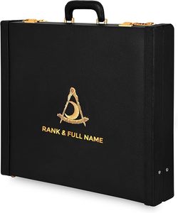 Étui pour tablier Honorant la mémoire des anciens adjoints grands maîtres des districts, cet étui offre une ajustement parfait pour les anciens. - Product Image 1