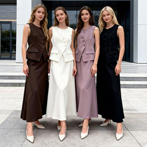 Elegante Completo Estivo da Donna Casual con Pantaloncini Dritti a Vita Alta Senza Maniche e Gilet al Ginocchio - Product Image 1