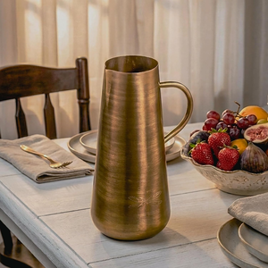 Carafe à eau en laiton avec poignée, carafe de service traditionnelle en métal doré pour la cuisine, la table à manger et la maison - Product Image 3