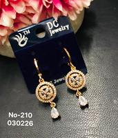 Boucles d'oreilles clous en alliage d'acier inoxydable plaqué or KVM, pierres CZ micro-incrustées, design géométrique tendance, pour fiançailles, style luxe léger