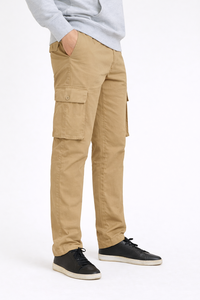 Pantalones Cargo Desert Khaki Utility Comfort para Hombre – Un prenda versátil e imprescindible para el día a día, hecha con tela resistente y rica en algodón - Product Image 2