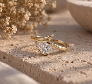 Anillo de Compromiso Chapado en Oro Amarillo de 14K, Anillo Clásico con Corte de Pera y Moissanita Engastada en Bisel para Mujer - Product Image 4