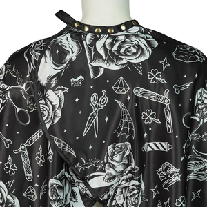 ผ้าคลุมตัดผมโพลีเอสเตอร์พอนจีกันน้ำสำหรับร้านทำผม พร้อมตะขอซิลิโคน รับผลิตตามสั่งพร้อมโลโก้ขายส่ง - Product Image 2