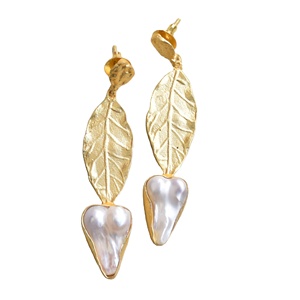 Pendientes Colgantes de Latón con Perlas de Agua Dulce, Chapados en Oro de 18K, Estilo Moderno y Elegante, Regalo de Alta Calidad para Mujer - Product Image 1