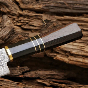 Cuchillo de chef de acero de Damasco con mango de madera y funda de cuero - Product Image 2