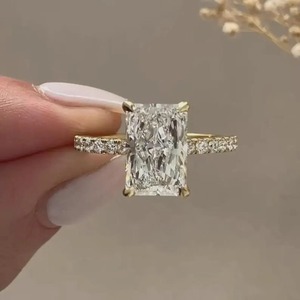 Anillo de Compromiso con Diamante Radiante Cultivado en Laboratorio de 3.50 CT, Halo Oculto, Certificado IGI - Product Image 1