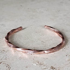 Brazalete y Pulsera de Cobre Hechos a Mano, Diseño Trenzado, Acabado Pulido, Estilo Tradicional y Moderno, Regalo para Mujer para Ocasiones Especiales - Product Image 2