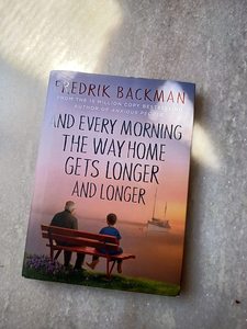 Y cada mañana el camino a casa se vuelve más largo, de Fredrik Backman, libro de tapa dura, libro sobre el amor, la memoria y la reflexión sobre la vida - Product Image 4