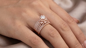 แหวนหมั้นเพชรแล็บโกรว์ทรงโรสโกลด์ 14KT ชุบโรเดียม ประดับเพชรแบบฮาโล ดีไซน์หรูหรา ประดับเพชรแบบหลายแถว ฝังเพชรแบบพาเว่ ได้รับการรับรองจาก IGI เหมาะสำหรับงานปาร์ตี้ - Product Image 3
