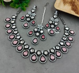 Collier Kundan de haute qualité avec pierres Moissanite, boucles d'oreilles et tikka assortis pour femmes, idéal pour les mariages. - Product Image 2