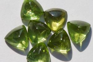 Péridot naturel de qualité, forme trilobée, dos plat, couleur verte, cabochon, pierre précieuse en vrac, idéal pour la création de bijoux faits main. - Product Image 4