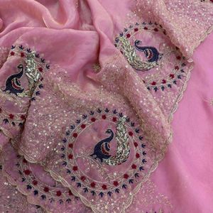 Sari en satin premium avec broderie de fils et de paillettes, accompagné d'un chemisier de créateur, fabriqué par Royal Export - Product Image 2
