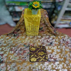 Robe en Chiffon Jacquard Fransawi Somalien Traditionnel de Qualité Supérieure avec Motif Floral Pailleté Argenté pour Femmes - Product Image 1