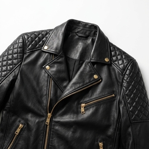 Chaqueta de Motociclista para Hombre, Duradera y Resistente, de Cuero Genuino Negro, con Cremalleras en los Hombros, Puños Acolchados y Cuello Camisero - Product Image 5
